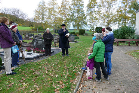 Gräbersegnung auf dem Friedhof in Riede